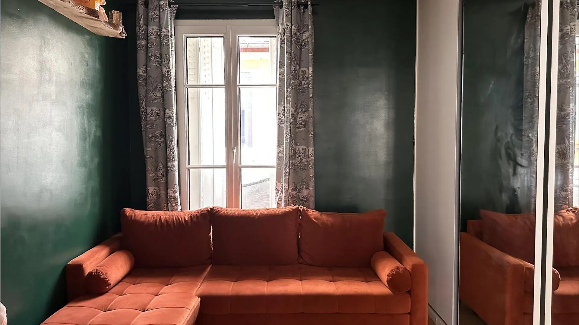 Art House Bastille 2 Bed W Balcony, 11eme Super Trendy Neighbourhood Apartment Paris