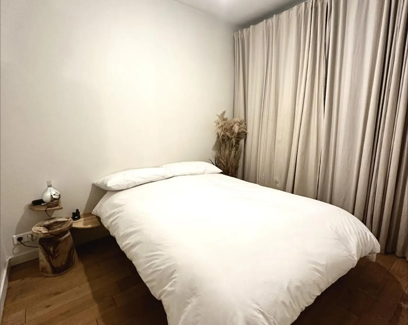 Art House Bastille 2 Bed W Balcony, 11eme Super Trendy Neighbourhood Apartment *